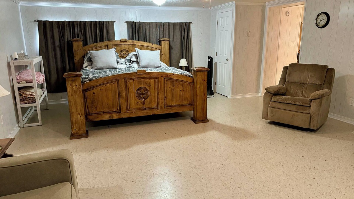 Village Cottage | Cozy cottage in charming Shongaloo with AC/Heat