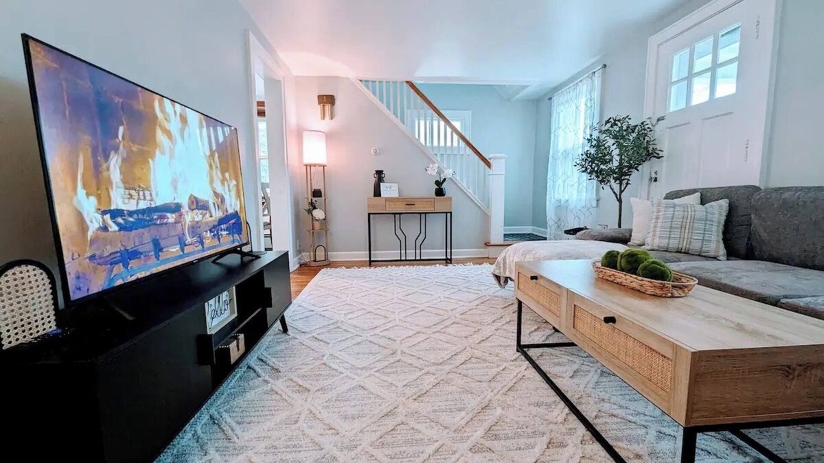 Schenectady House | Cozy Cottage in Colonie