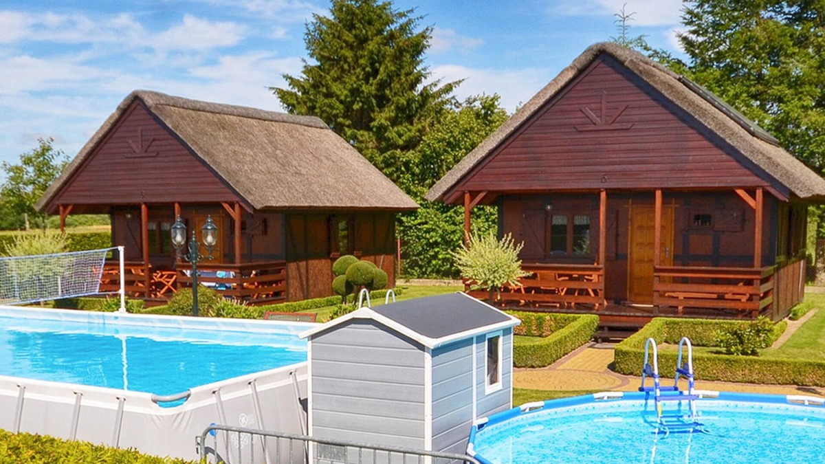 Darlowo Cottage | Cozy Cottage in Domaslawice with Swimming Pool