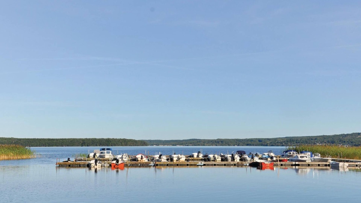 Tibro House | Cozy cottage in established cottage area only 200 m from beautiful swimming and fishing lake Örlen.