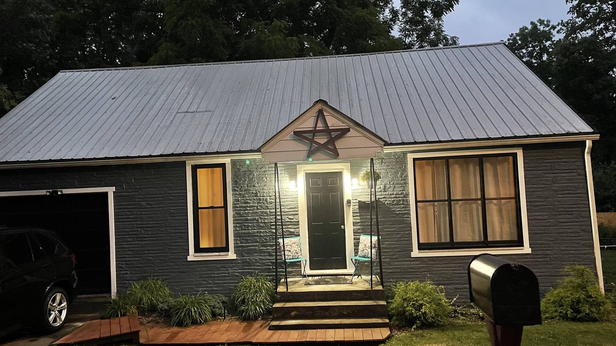 Fayetteville Cottage | Cozy Cottage in Fayetteville. Coolest Small mountain top town , Pet Friendly!