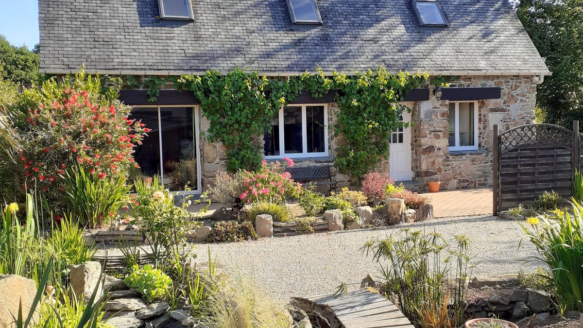 Lannion House | Cozy cottage in large wooded garden