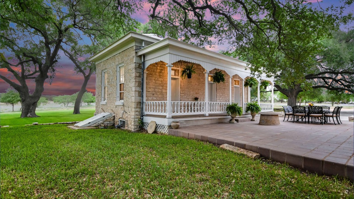Lampasas Cottage | Cozy cottage in lovely Lampasas with lots of fresh air and beautiful scenery