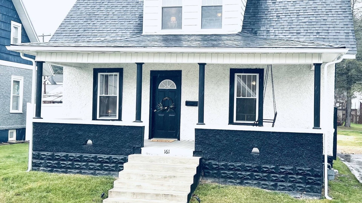 Tennerton House | Cozy Cottage in Perfect Location with Hot Tub!