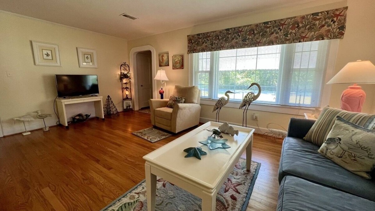 Marshallberg House | Cozy Cottage in quiet neighborhood not far from beaches