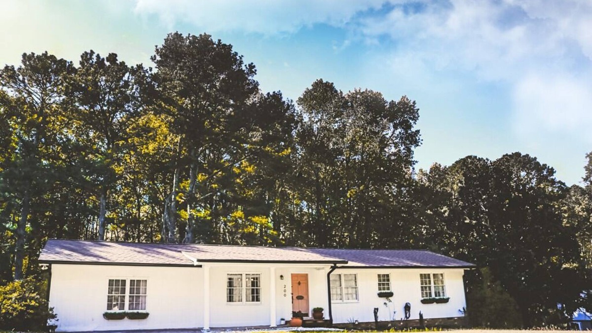 Tyrone House | Cozy cottage in quaint small town. Close to studios and Atlanta downtown.