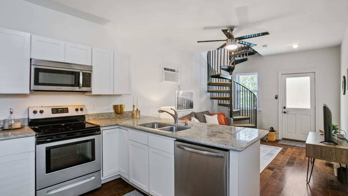East Riverside House | Cozy Cottage in Quiet Uptown