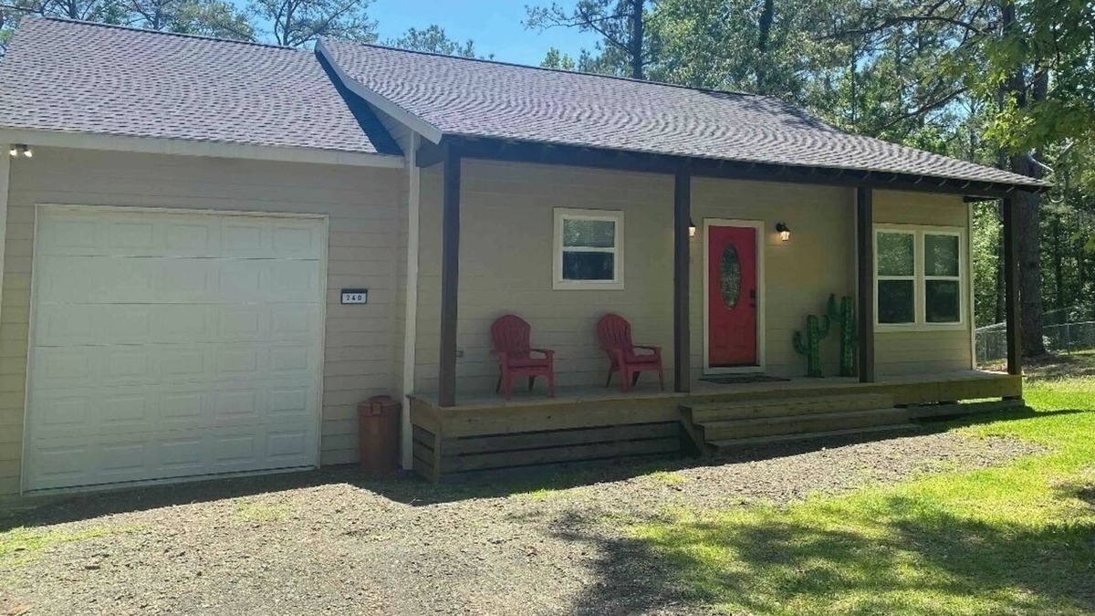 Brookeland Cottage | Cozy Cottage in Rayburn Country-Pet Friendly-King Suite/Pool Table! Sleeps 10