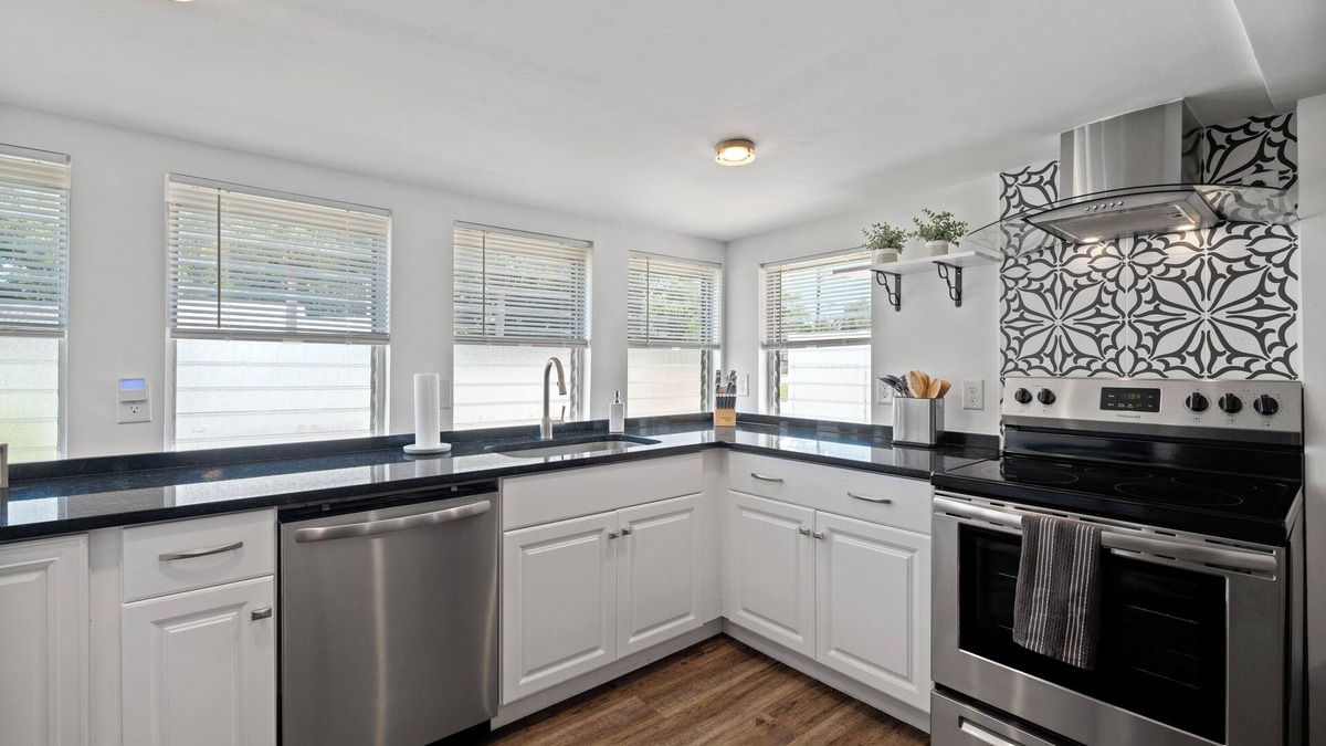 Osprey Cottage | Cozy Cottage in south Sarasota Florida, Close to Beaches!