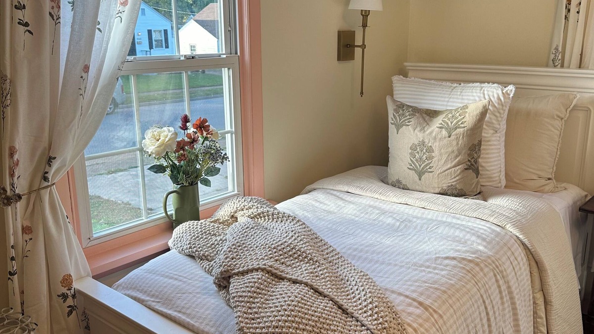 Airport Township House | Cozy Cottage in the City