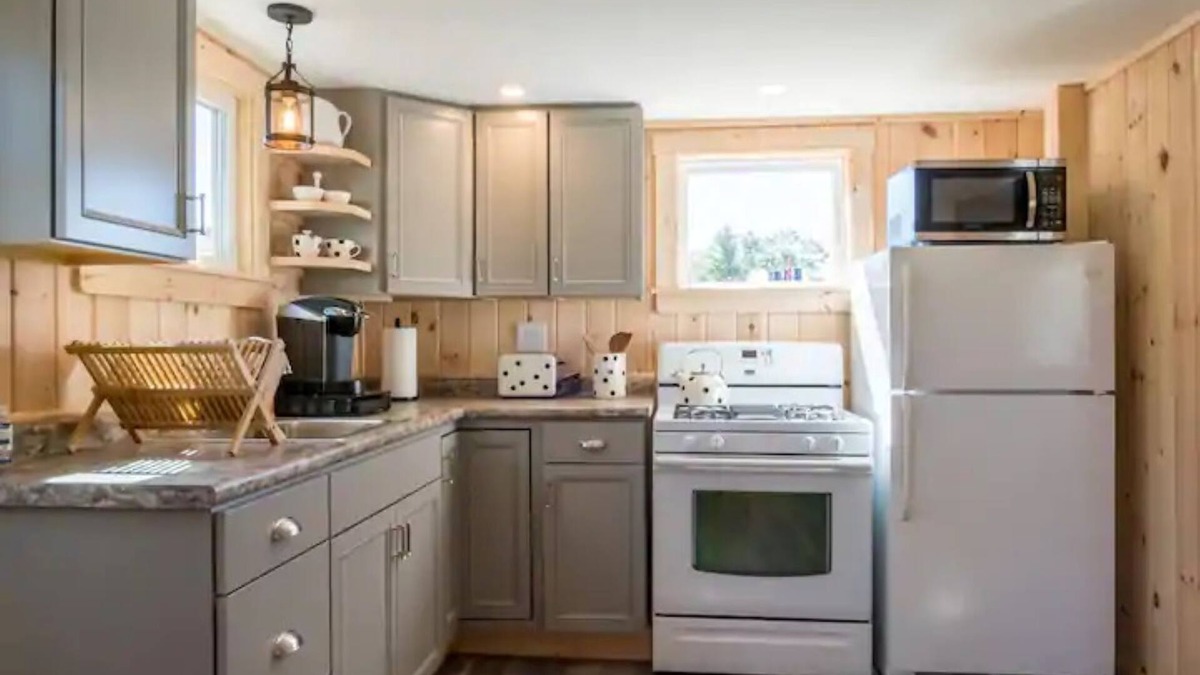 Freeport Cottage | Cozy Cottage in the heart of Freeport - 5 minute walk to outlets