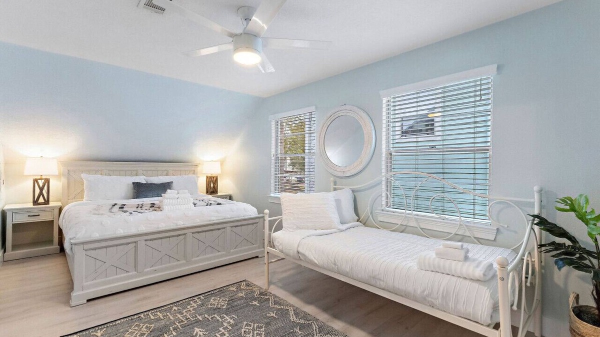 Clear Lake Shores Cottage | Cozy cottage in the heart of Kemah close to the boardwalk and bay