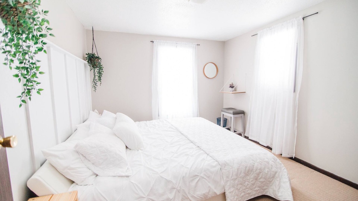 Frankfort Cottage | Cozy Cottage In The Pines | King Bed | 3 min to downtown Frankfort LAKE MICHIGAN