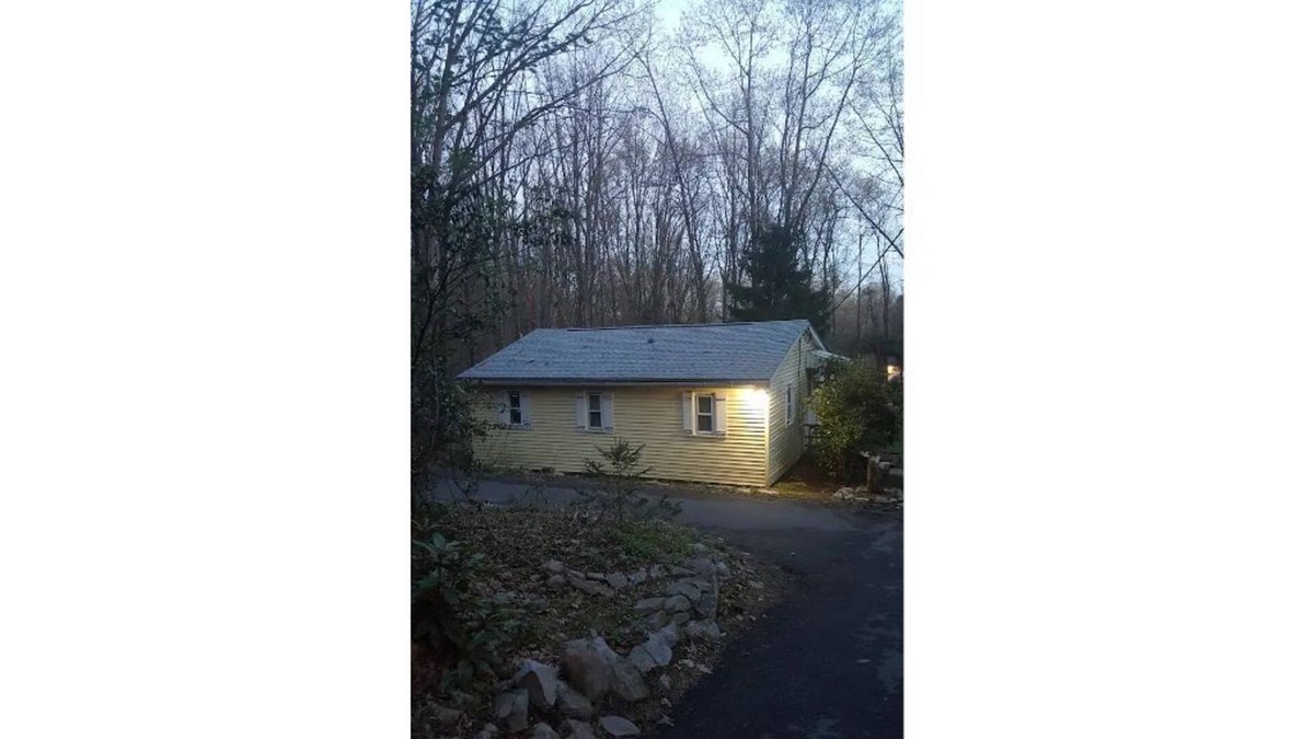 Effort Cottage | Cozy Cottage in the Village of Effort, PA.