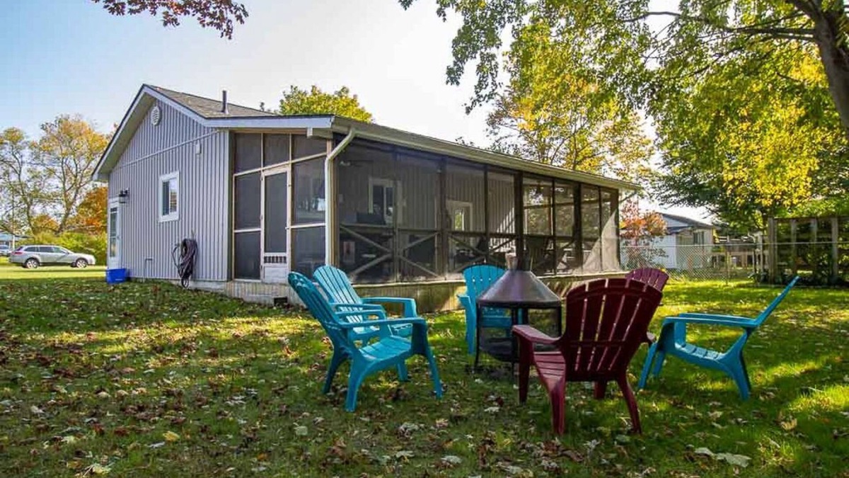 Port Burwell Cottage | Cozy Cottage in Walking Distance to Beach and Town, A/C, Screened Porch