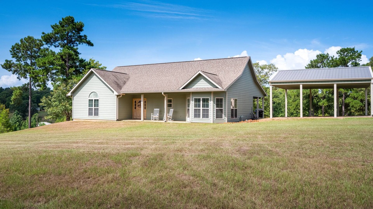 Negreet House | Cozy Cottage, Lakeview, Firepit, and Fishing @ Jolie Vue