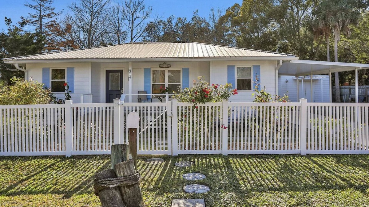 Mayport House | Cozy cottage located in the heart of the Mayport fishing village. Pool & Patio!