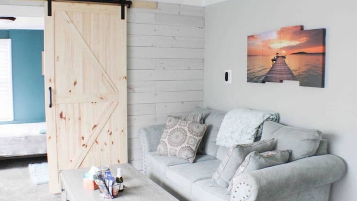 Port Clinton Cottage | Cozy cottage located in the heart of Port Clinton. Pet Friendly too!