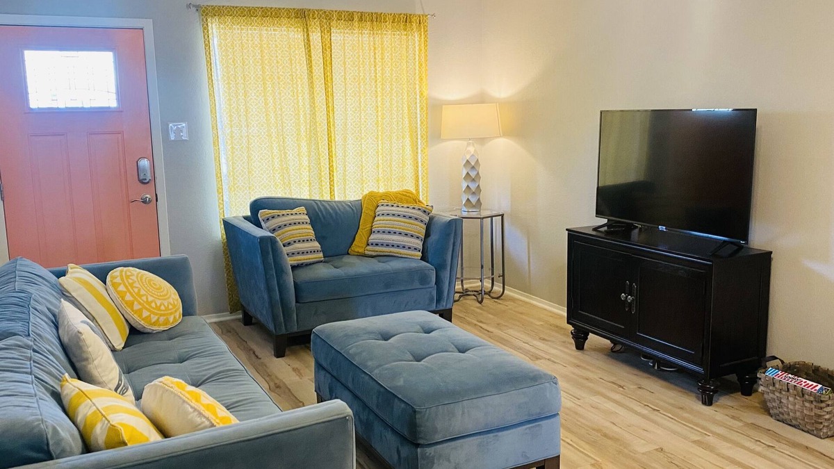 Aransas Pass Cottage | Cozy cottage minutes away from great fishing and ferry to the island!