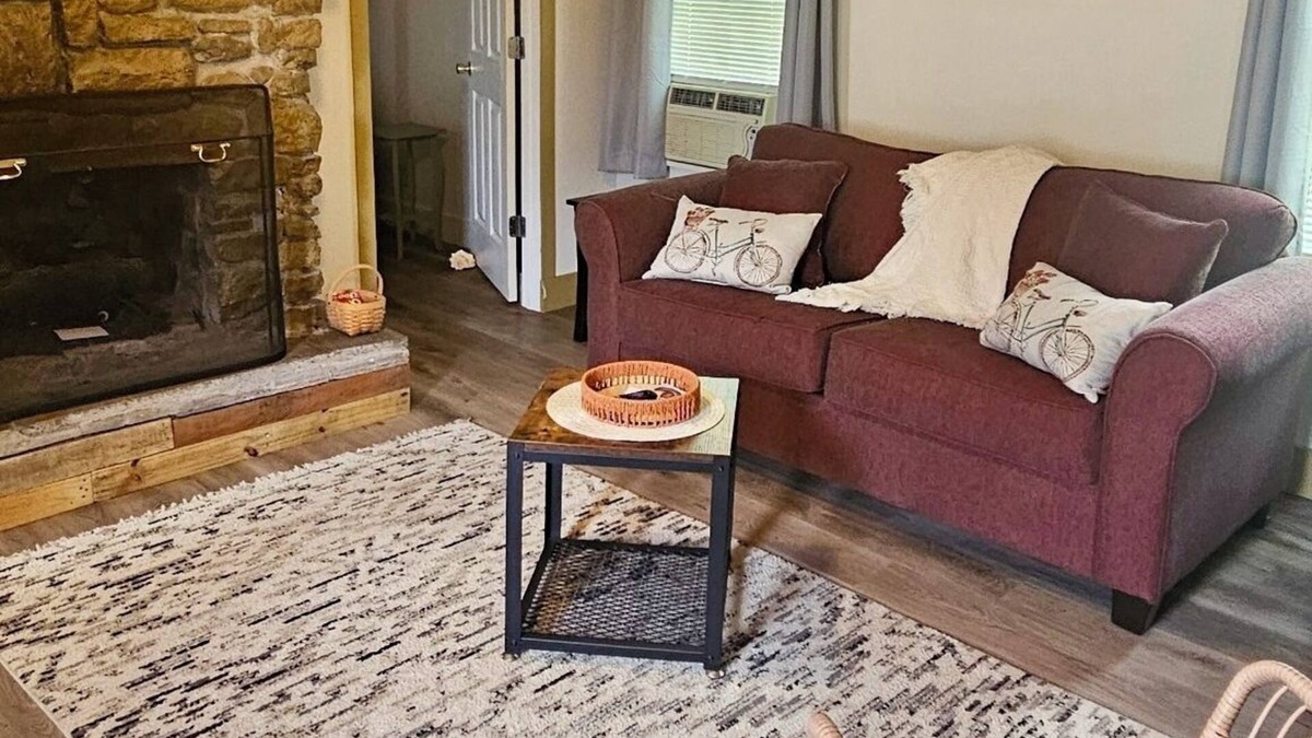 Verona Beach House | Cozy Cottage minutes from Verona State Park & Sylvan Beach!