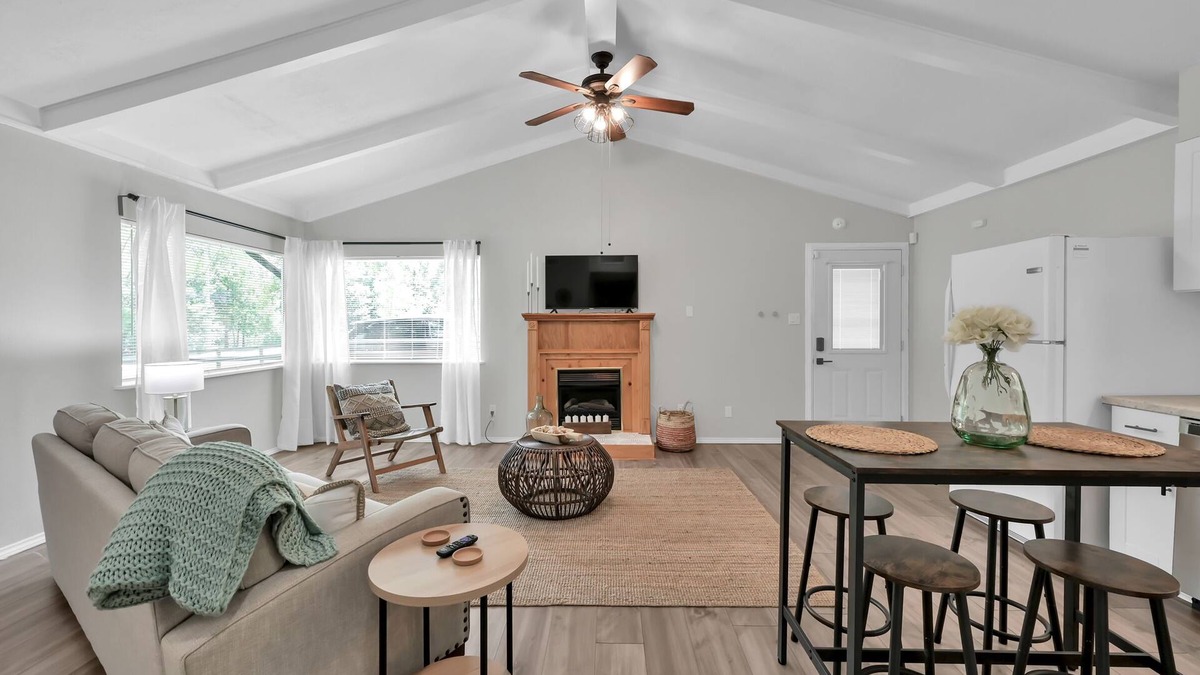 Montgomery Cottage | Cozy Cottage Minutes to Lake Conroe w/HUGE Backyard!