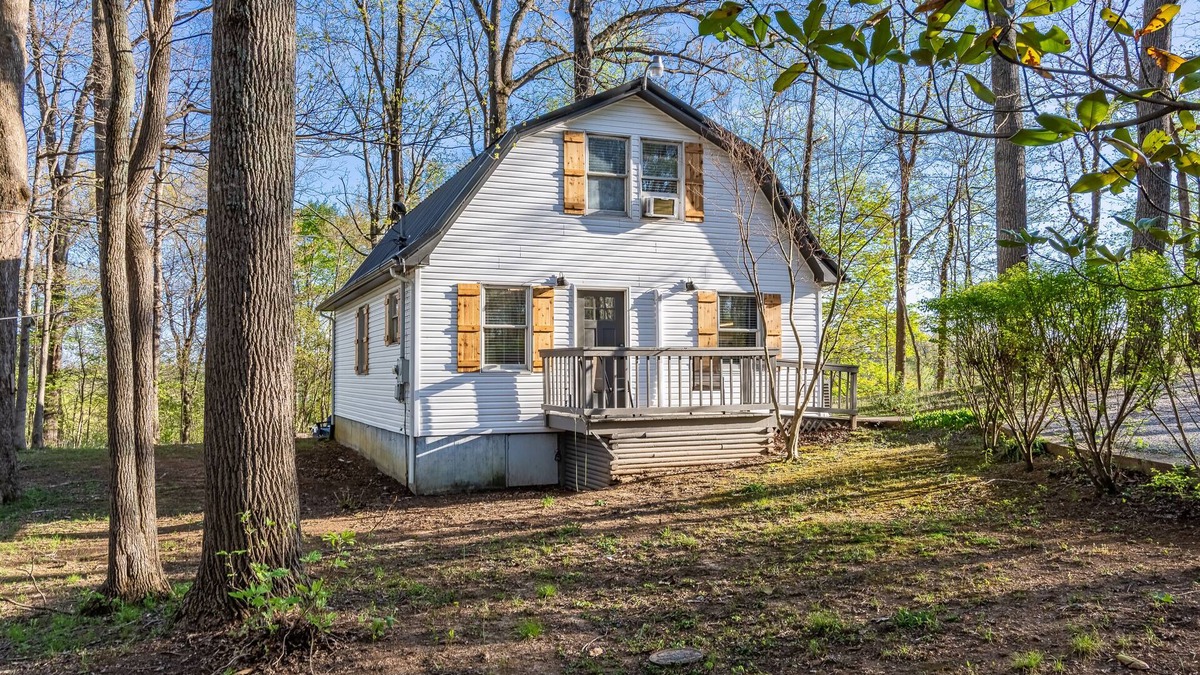 Somerset Cottage | Cozy cottage nestled in the woods bordering beautiful Lake Cumberland