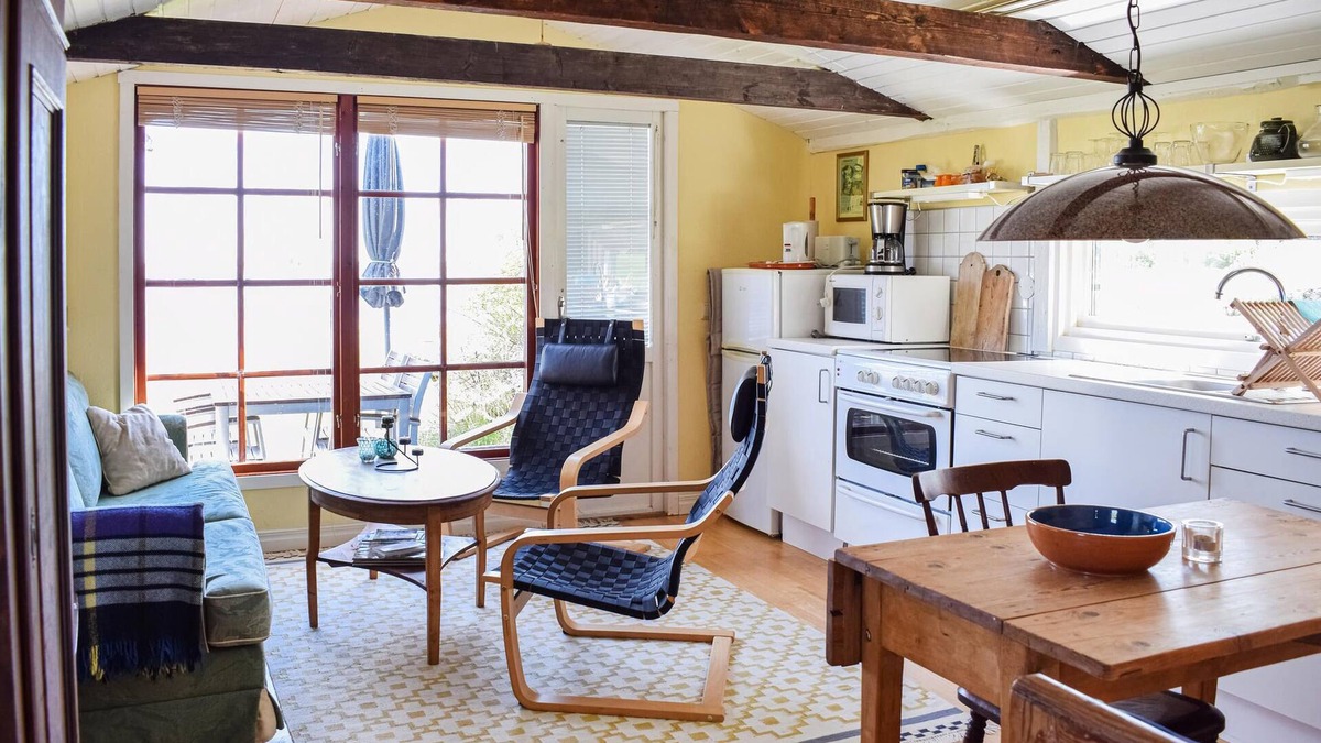 Fagelmara House | Cozy cottage on a beachfront property.