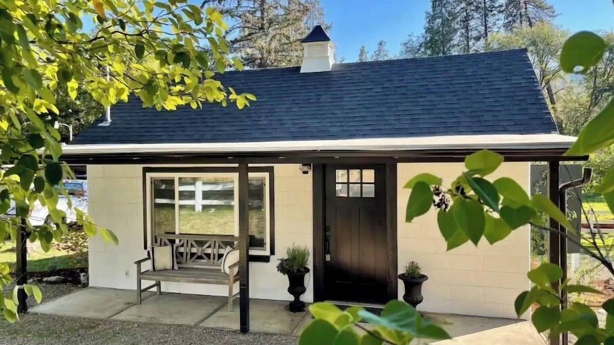 Jacksonville Cottage | Cozy Cottage on Applegate River Micro-Farm at Vineyards.15 Min to Jacksonville