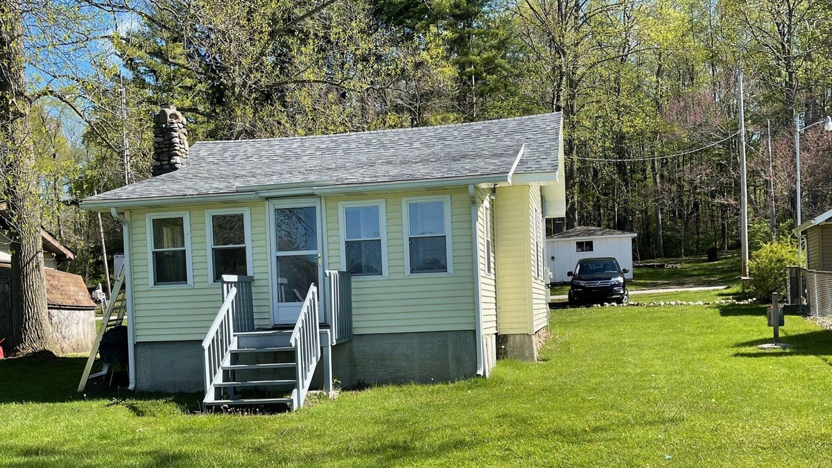 Stroh Cottage | Cozy Cottage On Beautiful Pretty Lake With a Boat