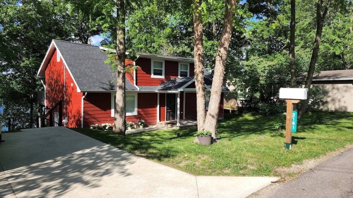 Columbia City House | Cozy Cottage on Cedar Lake with Children's Club House. Perfect For Familiesn