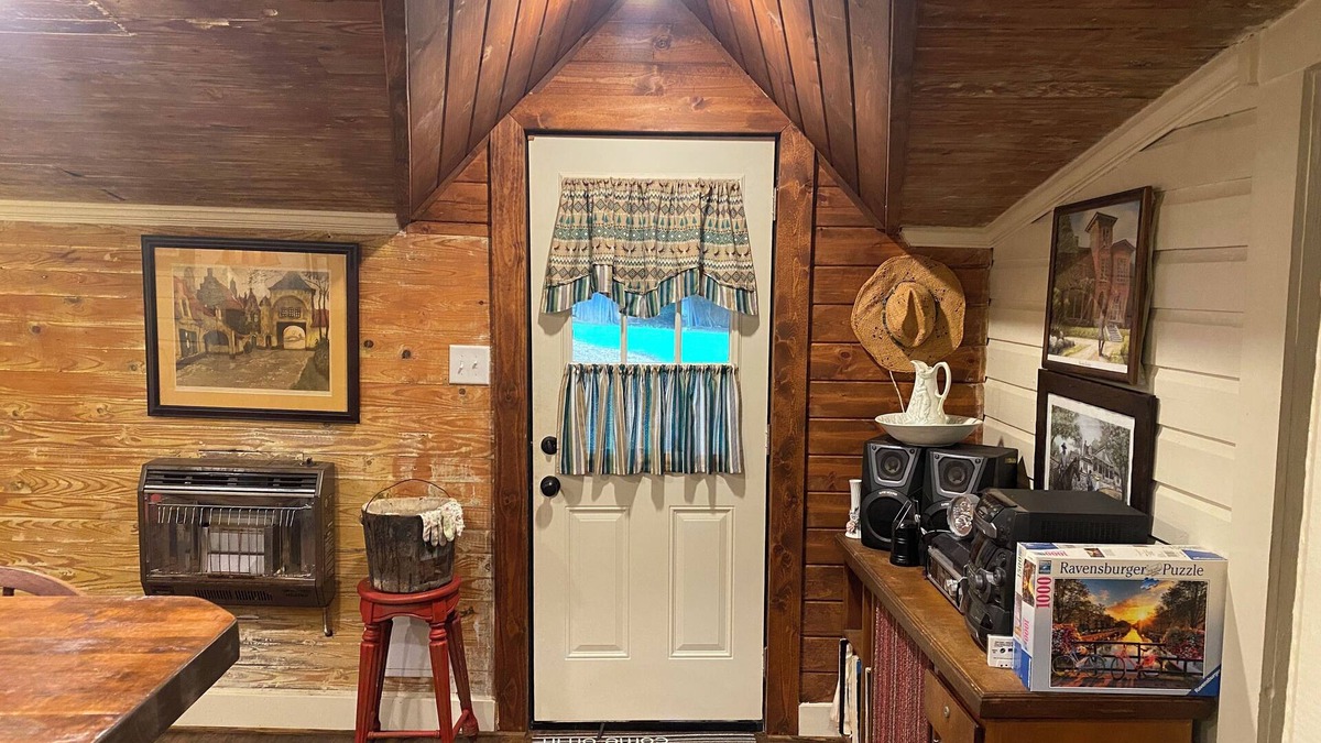 Adairsville Cottage | Cozy Cottage on Creek 1/2 mi. from Barnsley Resort - No Cleaning or Pet Fees