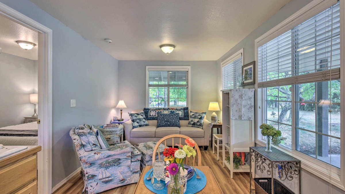 McMinnville Cottage | Cozy Cottage on Flower Farm w/Baker Creek Views!