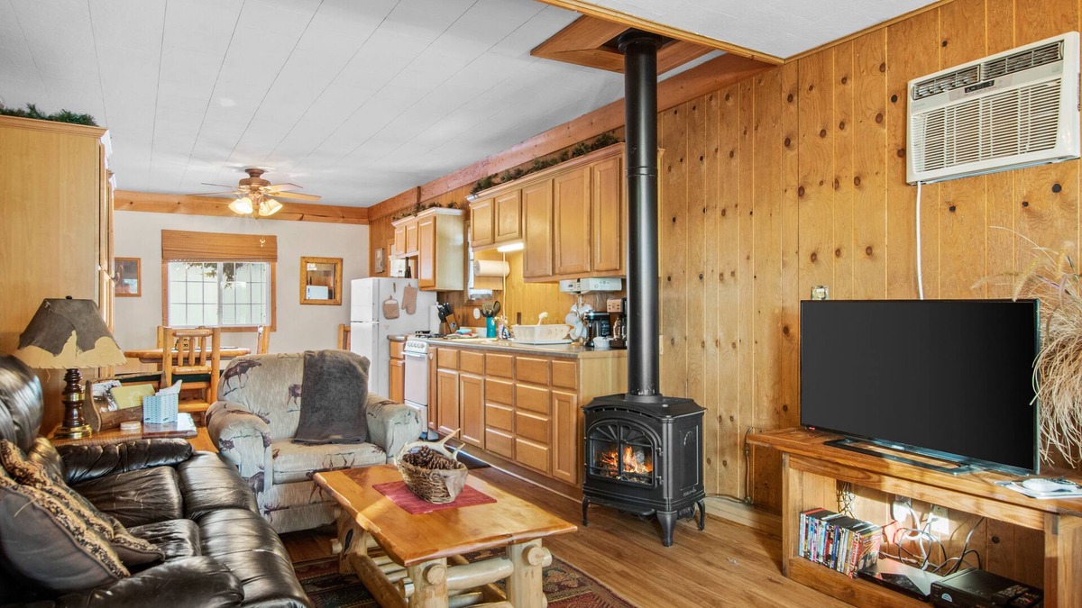 Mercer Cabin | Cozy Cottage on Grand Portage Lake, Right on ATV and Snowmobile Trail!