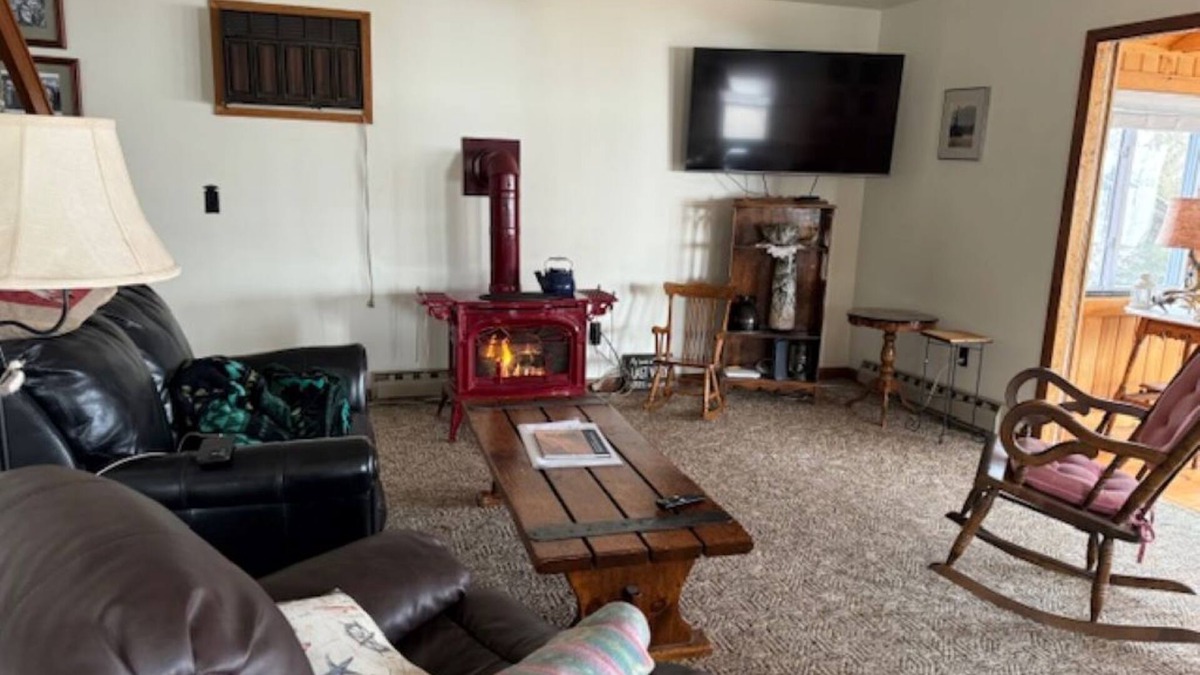 Crown Point House | Cozy cottage on Lake Champlain. 5 mins from Historic Site and Champlain Bridge.