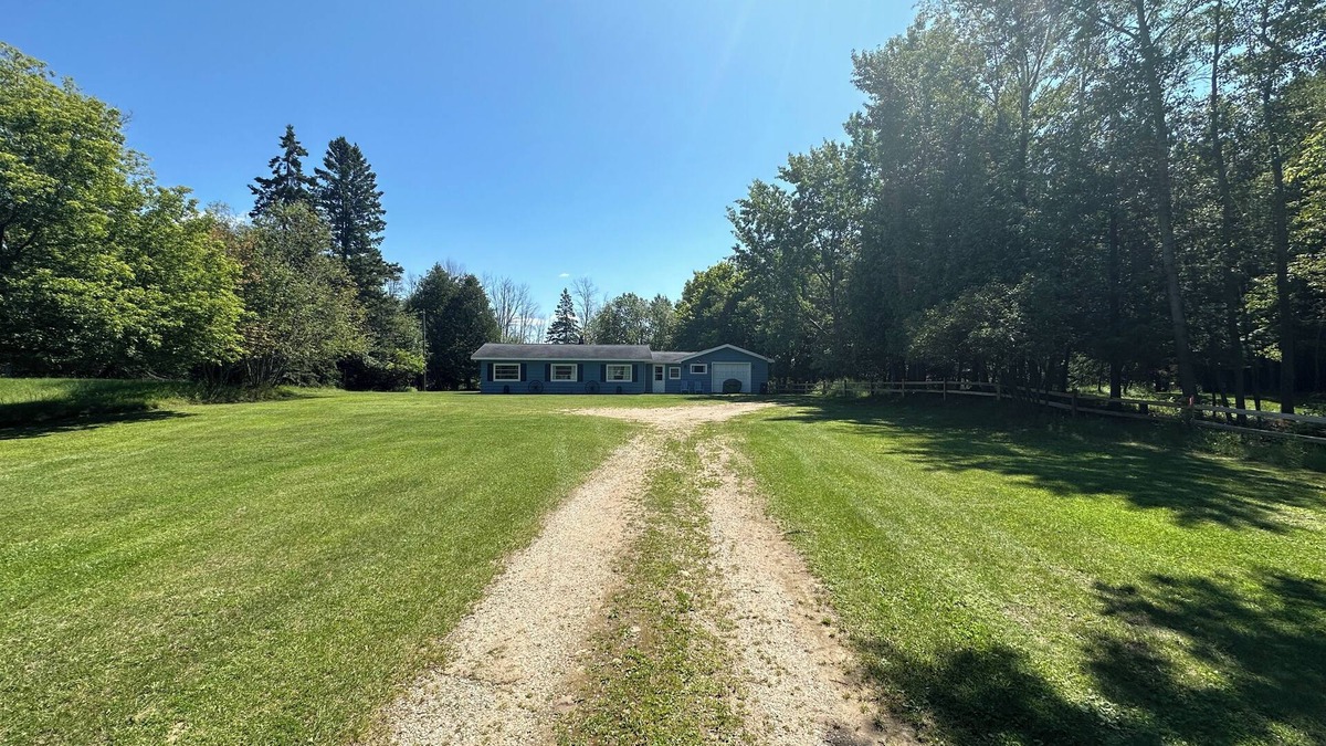 Gladstone Cottage | Cozy cottage on Little Bay De Noc minutes away from a public boat launch!