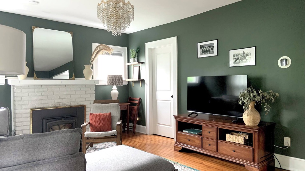Walton House | Cozy Cottage on Main. Halfway between the Ark and Creation Museum!