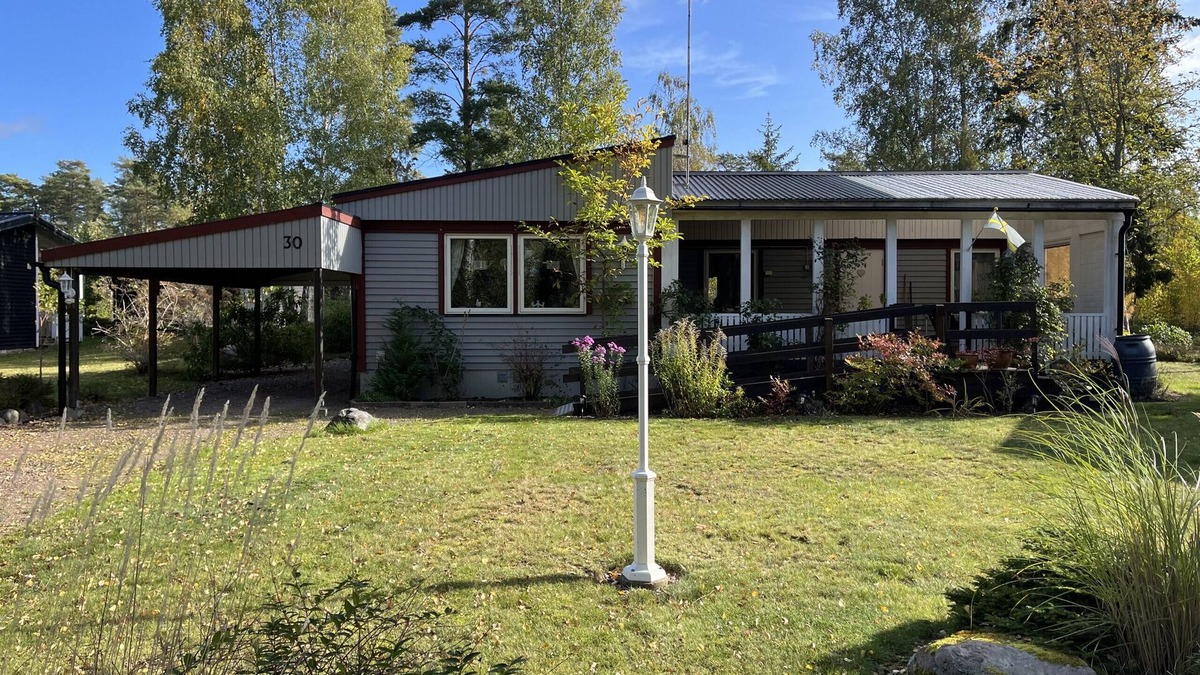 Monsteras Ski Chalet | Cozy cottage on Oknö near swimming and nature | SE05013