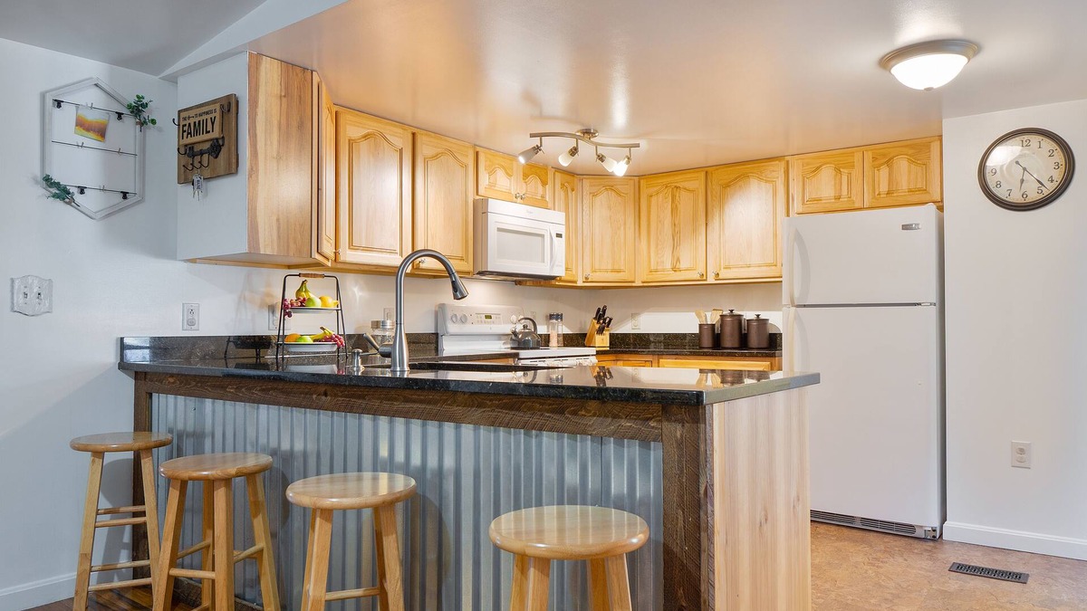 Farmington Cottage | Cozy Cottage on recreational trail. Close to Dining, Shops, and Ski Resorts.
