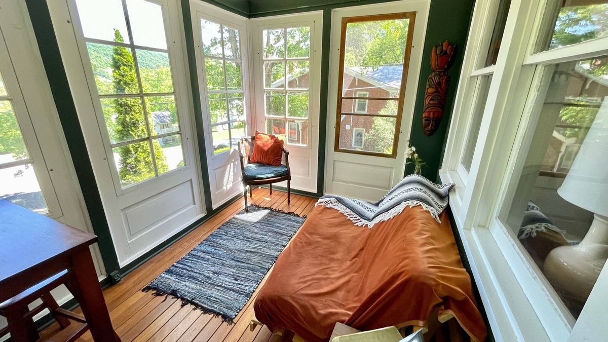 Warm Springs Cottage | Cozy cottage on the hill in the heart of Warm Springs.