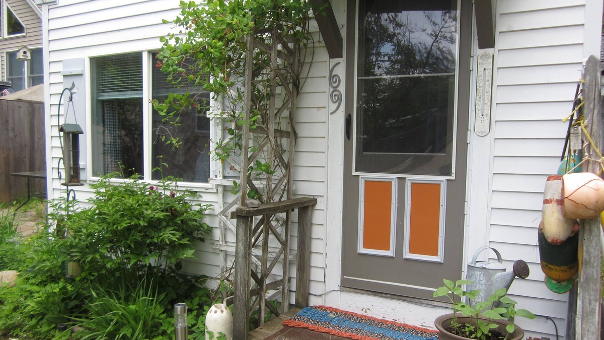 Camden Cottage | Cozy Cottage on the bottom of Mt. Battle within walking distance to town