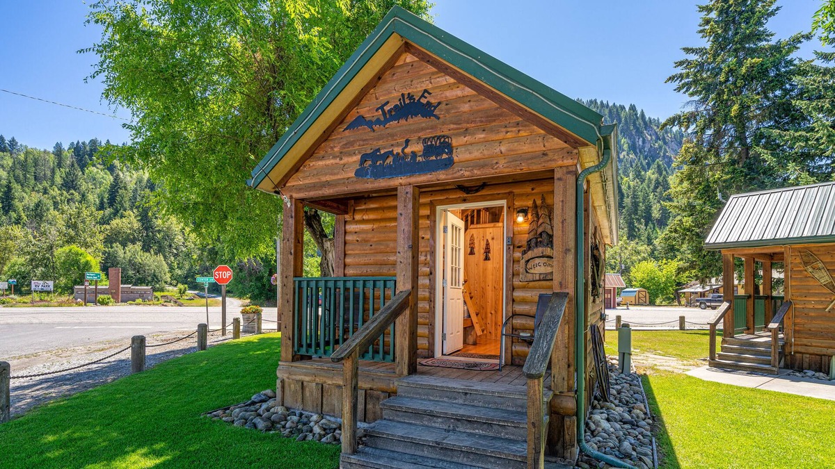 Northport Cottage | Cozy Cottage on the edge of town.