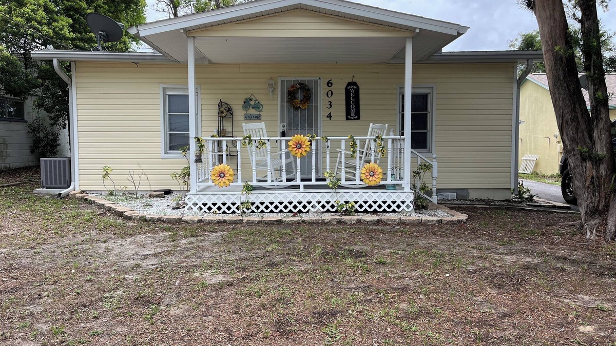 New Port Richey House | ❤️❤️Cozy Cottage On Central PET FRIENDLY, 2 BLOCKS OFF MAIN STREET🐈🐩🏡
