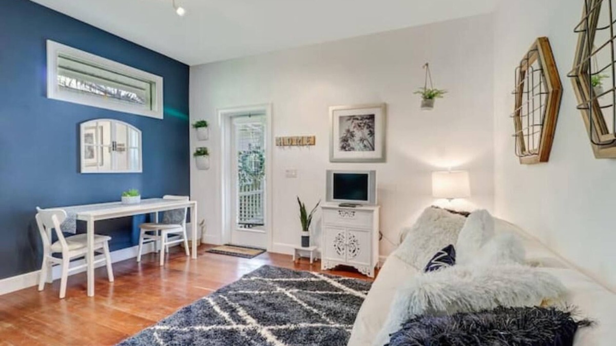 Sun Terrace Cottage | Cozy Cottage - Only 8 Minutes from The Beach in Naples!nn
