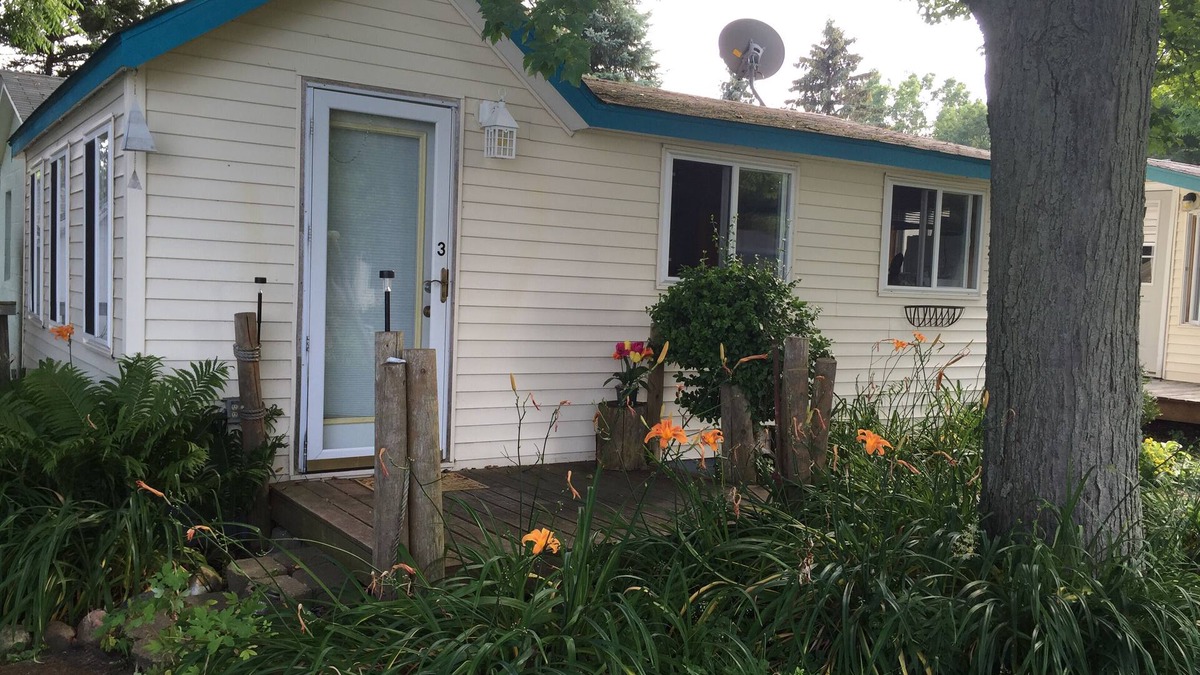 Applegate Cottage | Cozy Cottage overlooking Lake Huron #3