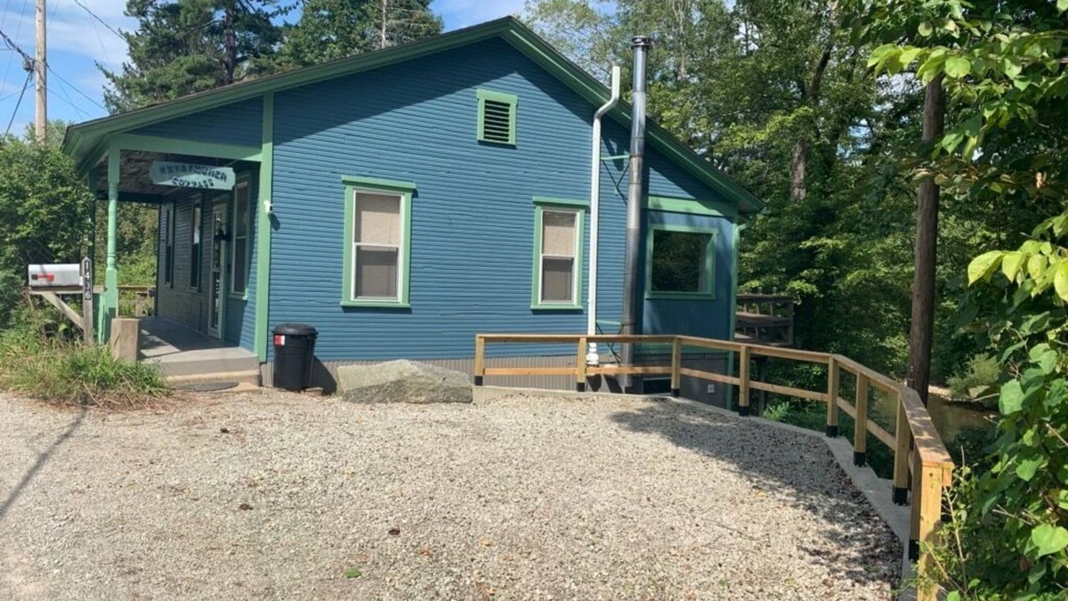 Ligonier House | Cozy Cottage overlooking beautiful Loyalhanna Creek in Historic Ligonier!