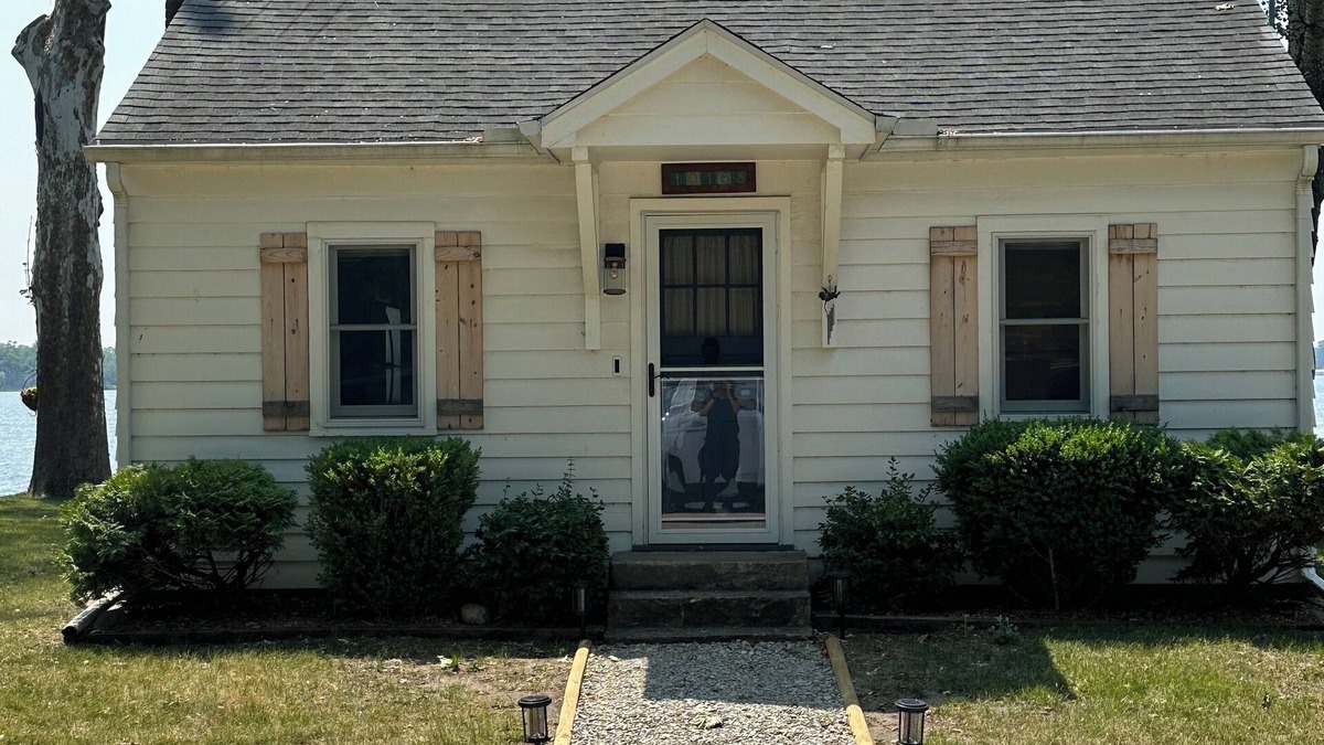 Whitmore Lake Cottage | Cozy Cottage Right on Whitmore Lake