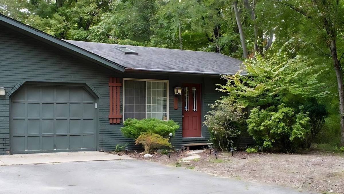 Harbert House | Cozy Cottage: Summer Getaway & Evenings by the Fire