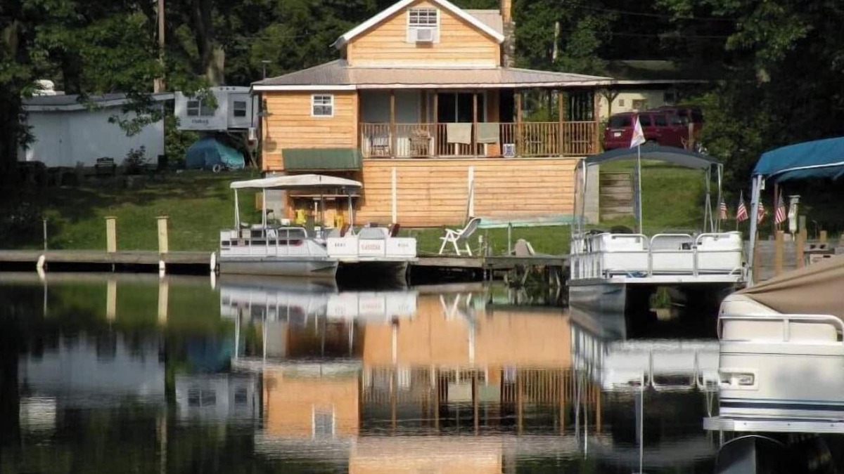 Sandy Creek Cottage | Cozy cottage that sits along canal of Sandy Pond.