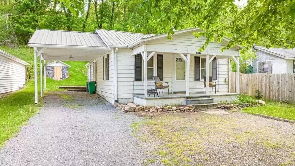 Damascus Cottage | Cozy Cottage to soak up Appalachia's beauty