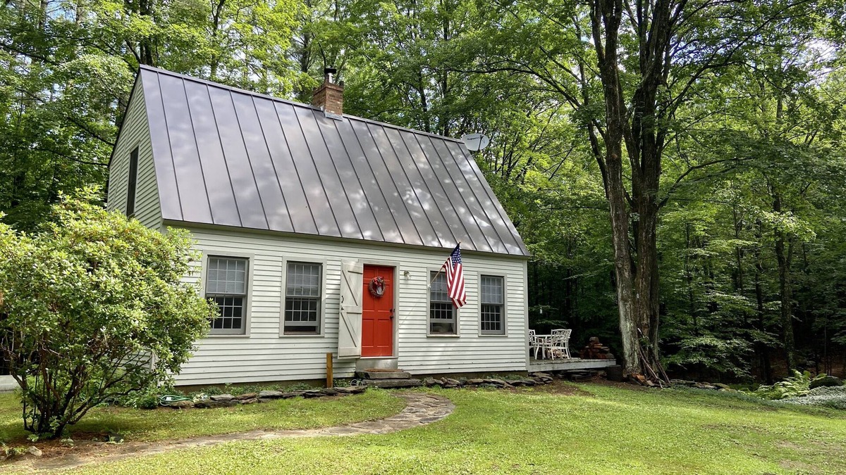 Townshend House | Cozy cottage tucked away in the woods